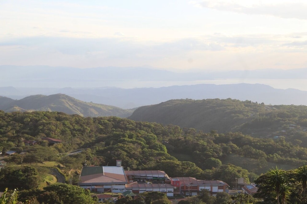 Monteverde Cloud Forest Vacations - Hotel Flor de Bromelia - Property Image 3