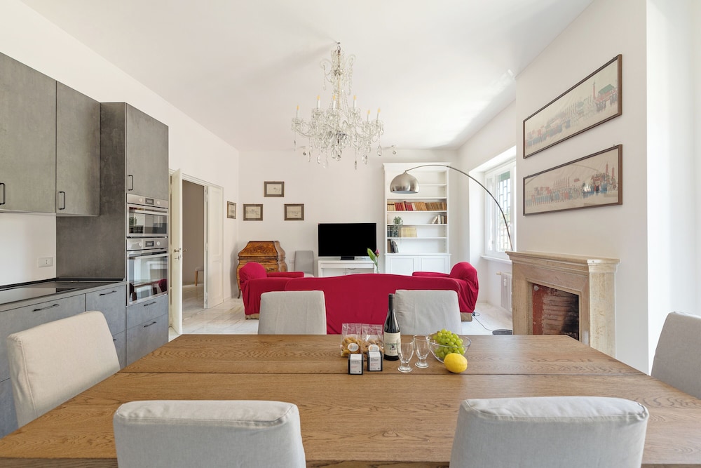Bright And Spacious Family Apartment In Parioli