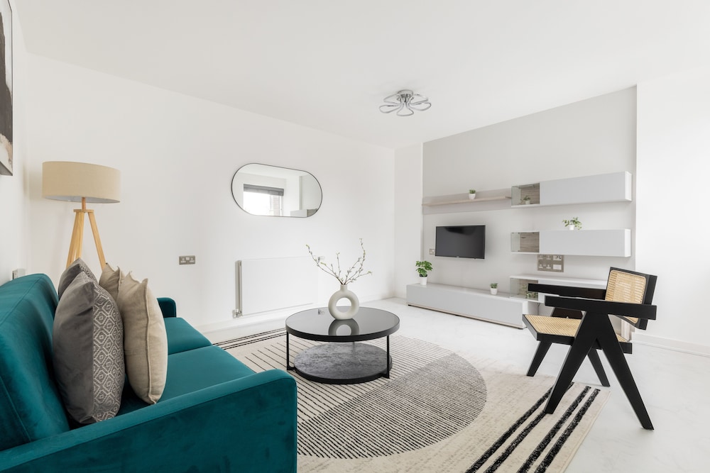 Luminous 2 Bed Balcony Flat in Islington