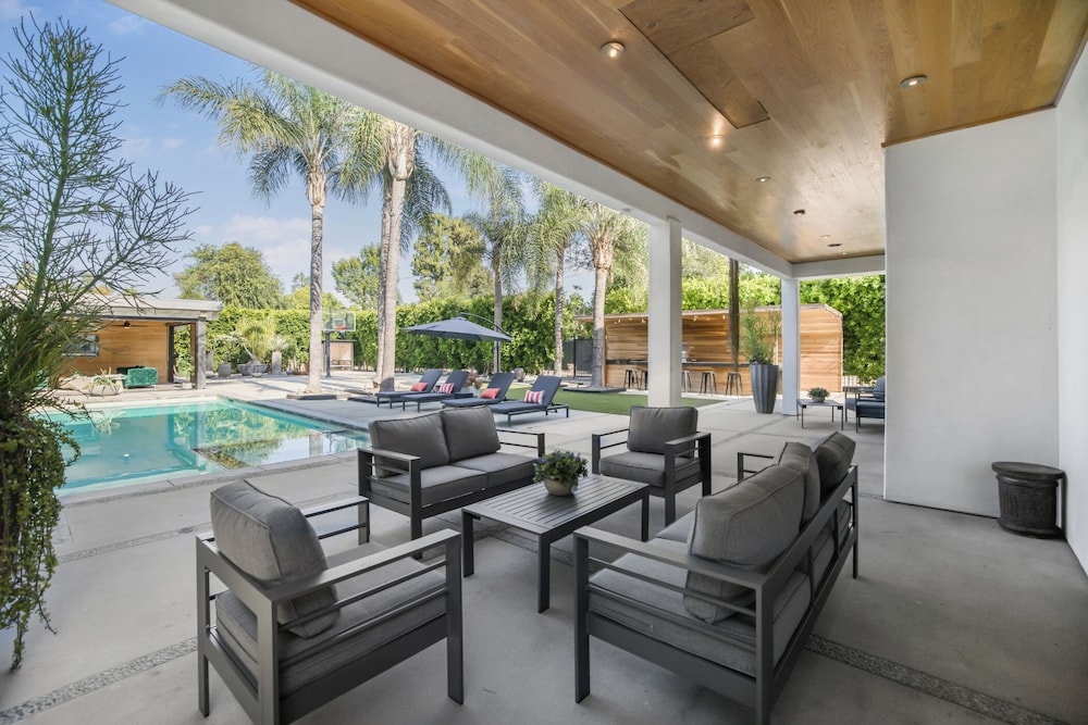 Louise Modern - Luxury Smart Estate in Encino w/ Pool, Gym & Spa