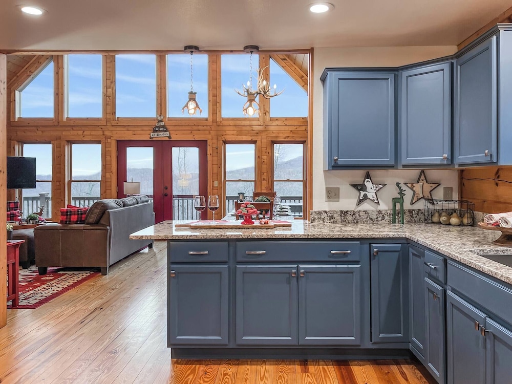 3 Kings 4 Bunks-sleeps 10-smart TV X6-parking out Front-full Kitchen-hot Tub