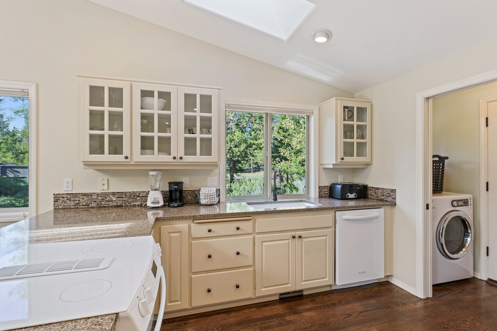 6 Dutchman 3 Bedroom Home