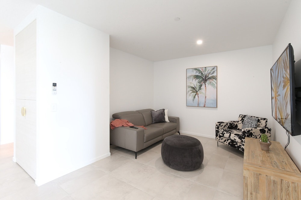 Bayfront Holiday Retreat With Parking