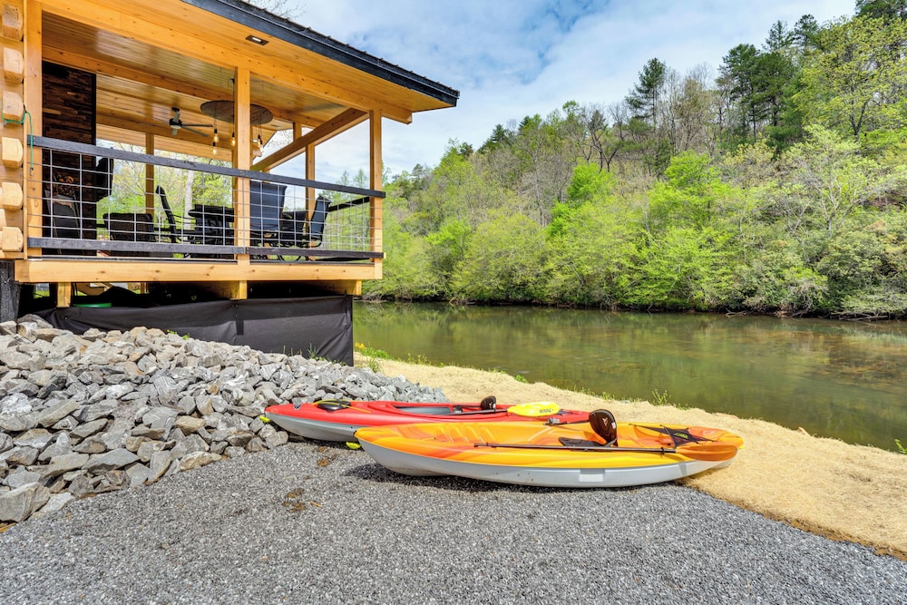 Modern Creek-front Cabin w/ Deck & Views in Murphy