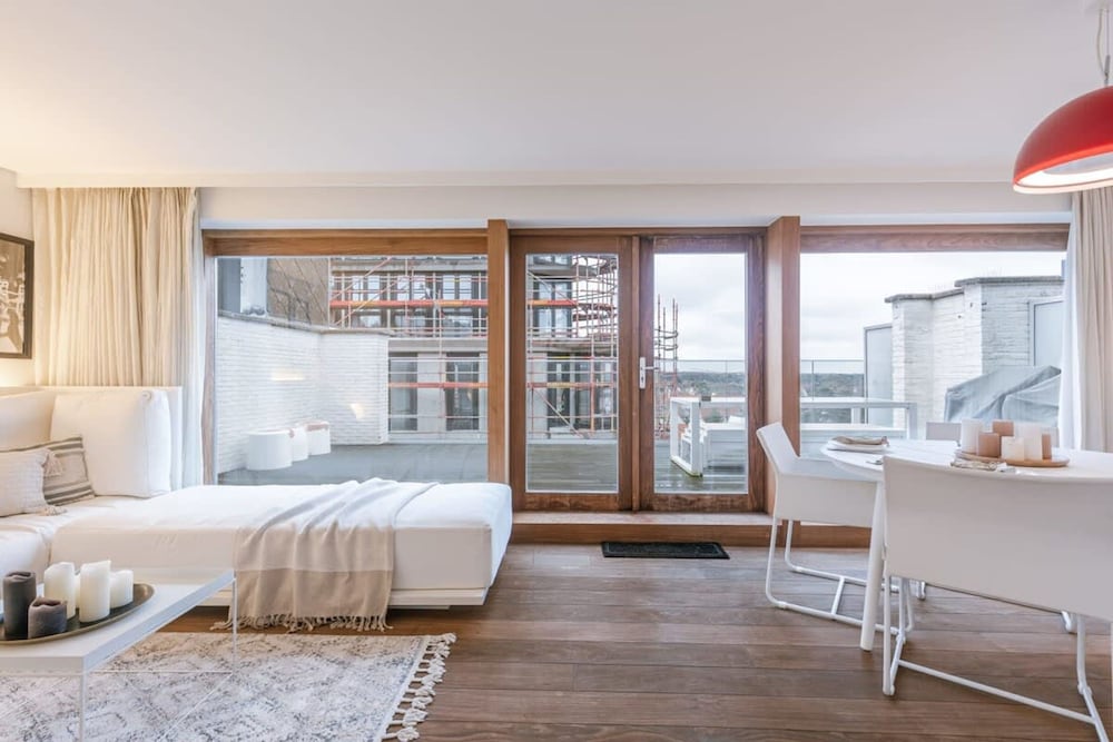 Modern Apartment With Terraces and Parking