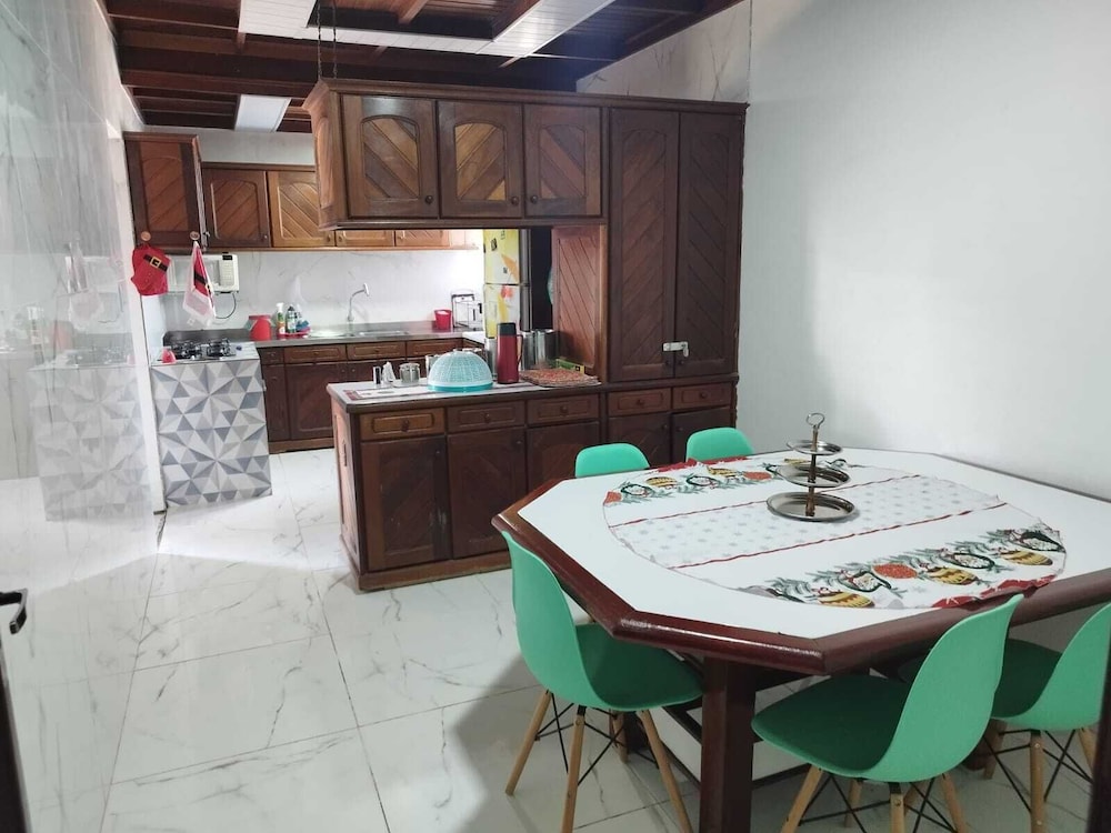 Casa com Piscina 50000 lts Área Gourmet