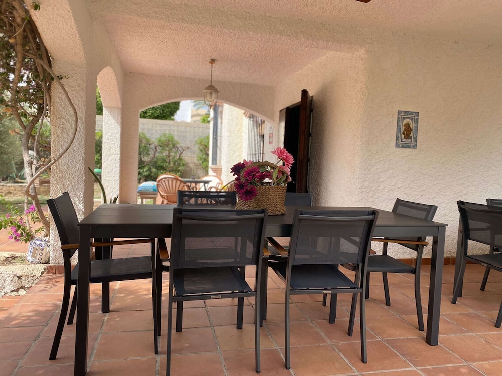 Spacious Holiday Home With Private Garden