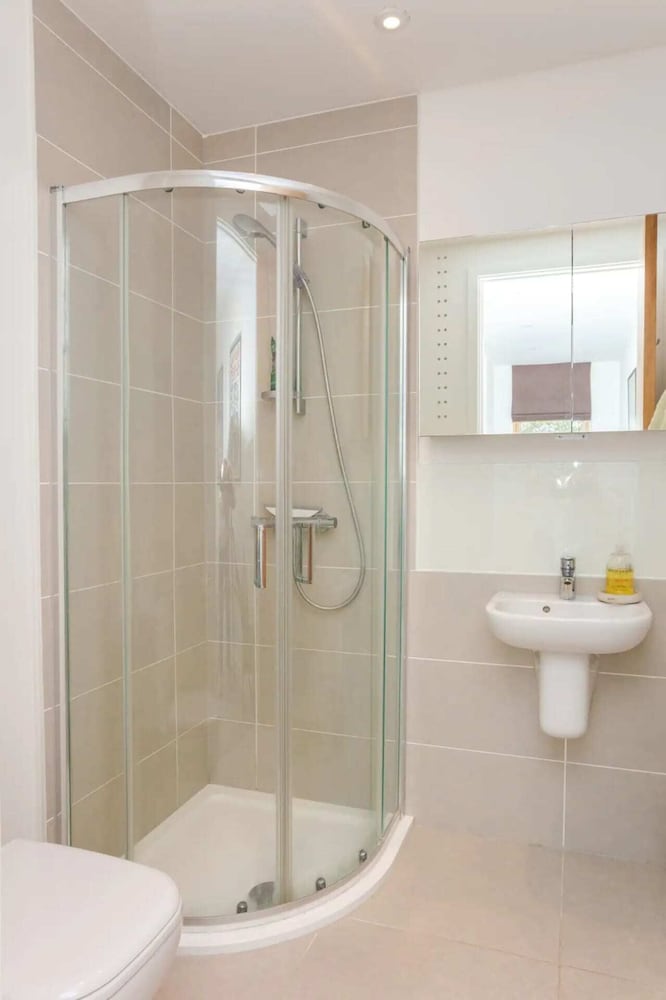 Bright 2 Bedroom Apartment Near Victoria Park