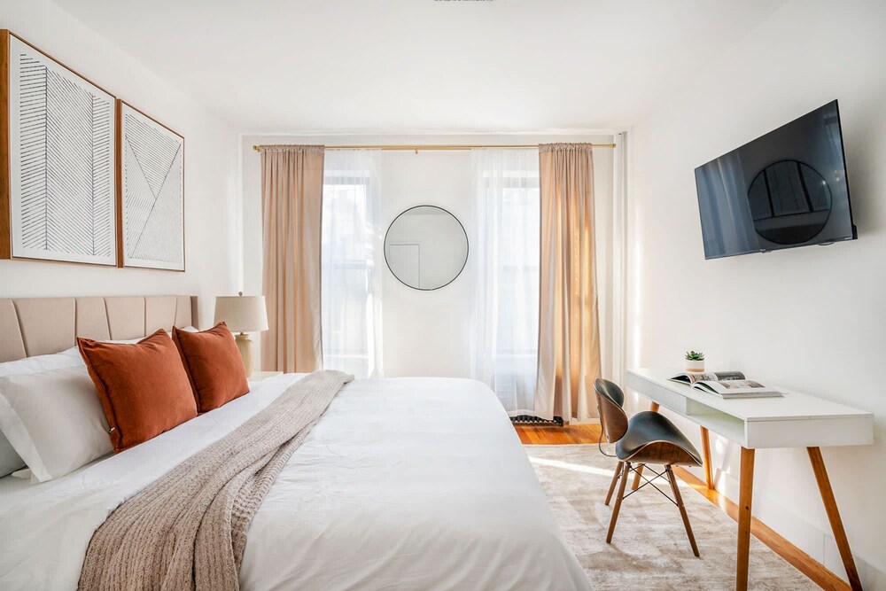 444-4e Contemporary 2BR in Hell s Kitchen