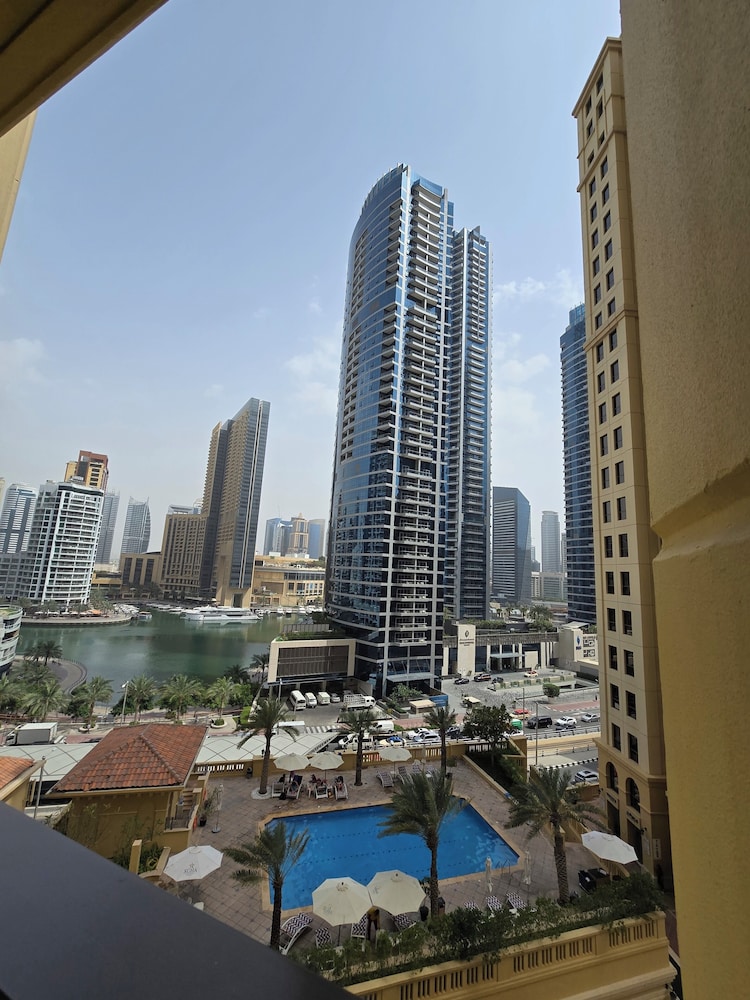 Urban Panda Hostel JBR Dubai