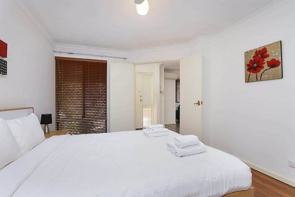 Stunning 3 Bedroom House With Garden, Close to CBD view 4