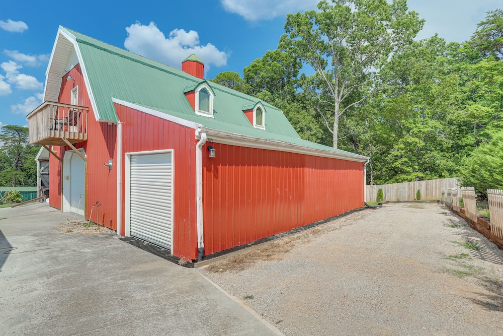 Lake Allatoona Area Studio w/ 2 Decks & Farm Views