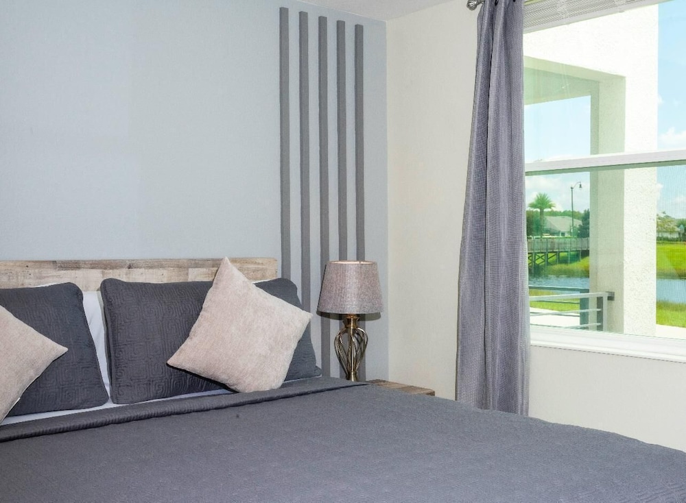 Amazing Townhome With Lake View at Storey Lake Resort