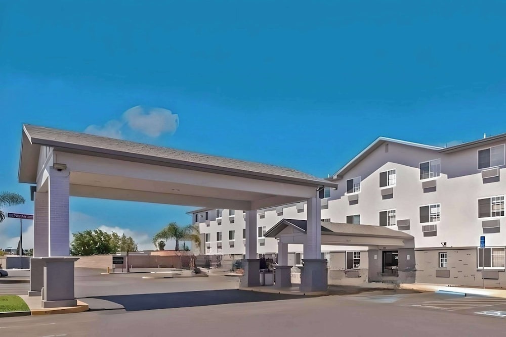 San Jose Vacations - Comfort Inn - Property Image 1