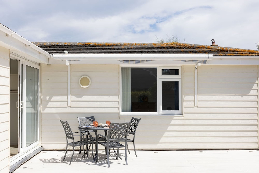 3-bed Beach Bungalow Garden 150m to Sea