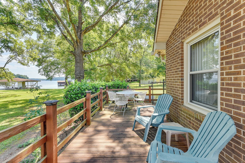 On Lake Tillery: Spacious Home w/ Screened Porch!