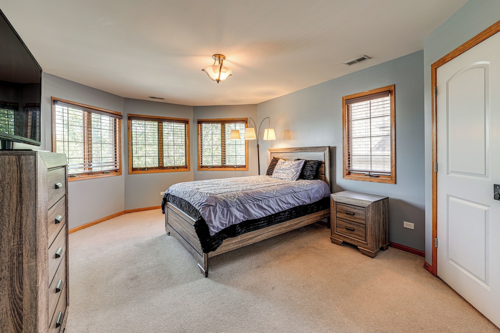 Game Room & Deck: Family Home in Chicago Area!