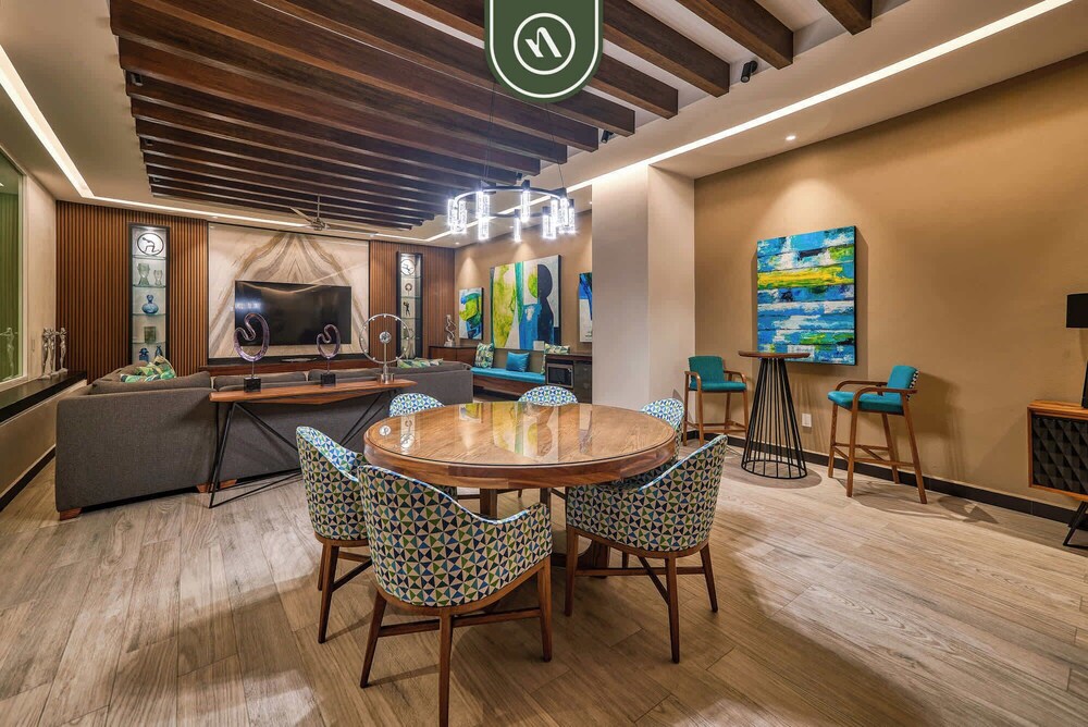 Luxury 2 BR Condo Near Golf Courses and Marina