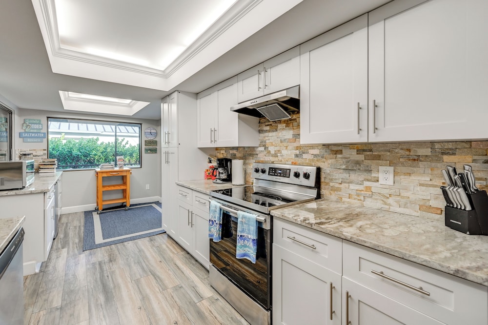 Walk to the Beach! Canal-front Marco Island Home