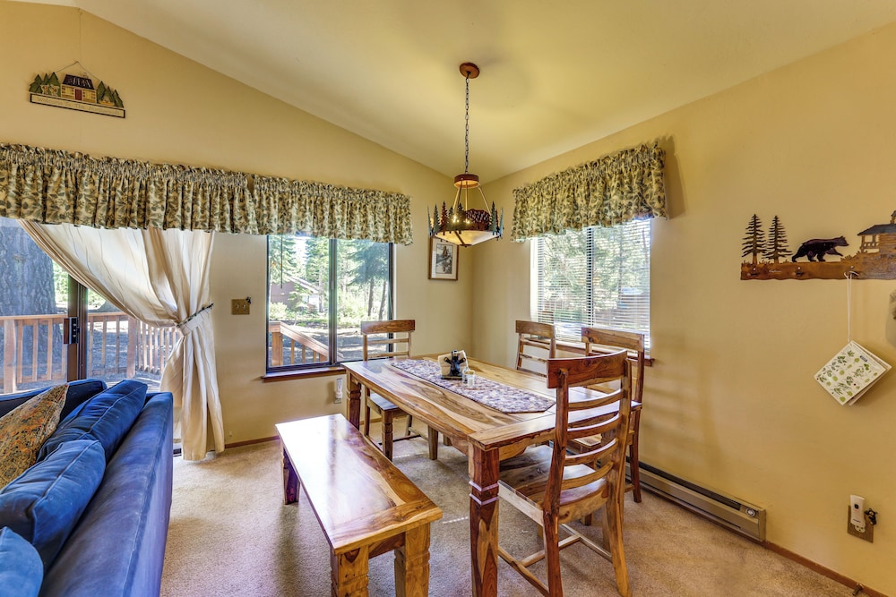 Quiet Truckee Retreat w/ Deck, 5 Mi to Donner Lake