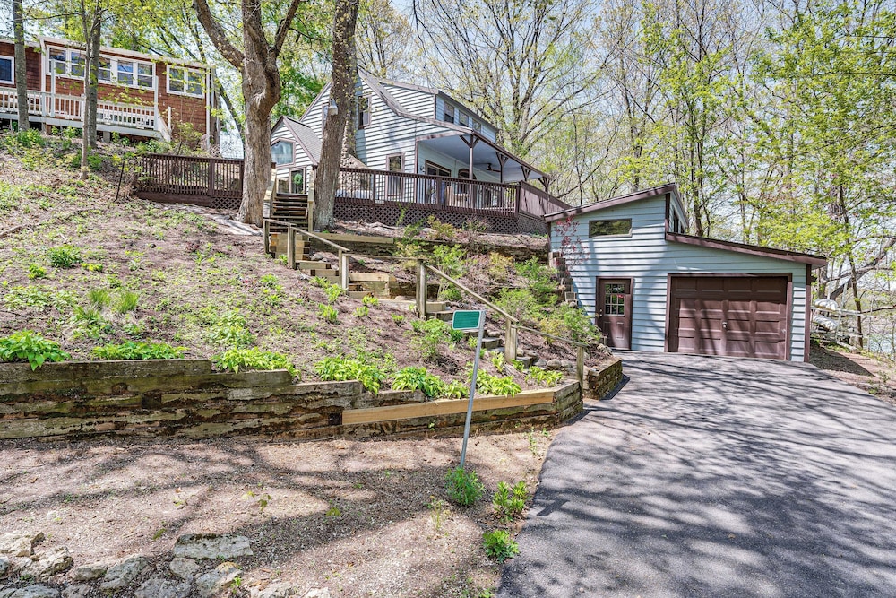 Charming Cottage: Steps to Lake Wandawega!