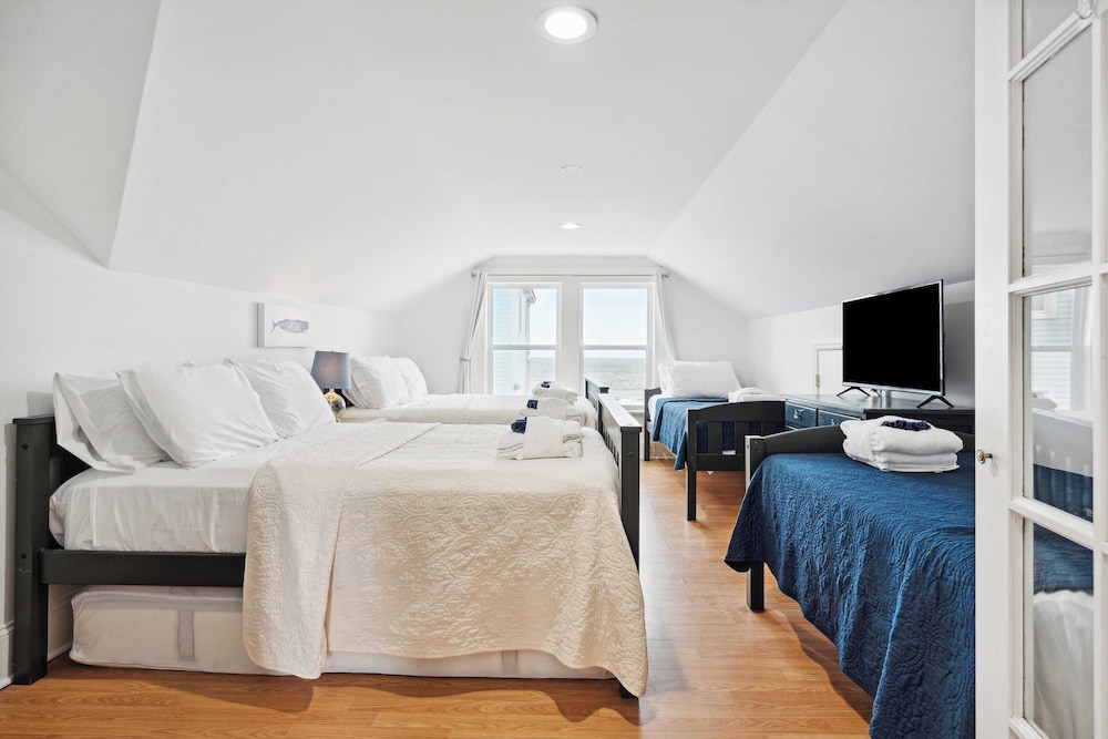 Oceanfront w/ Pool, Panoramic Deck Views, 5bdr Folly Ocean Breeze by Avantstay