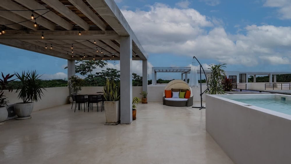 Luxury Penthouse w Private Pool Stunning Views