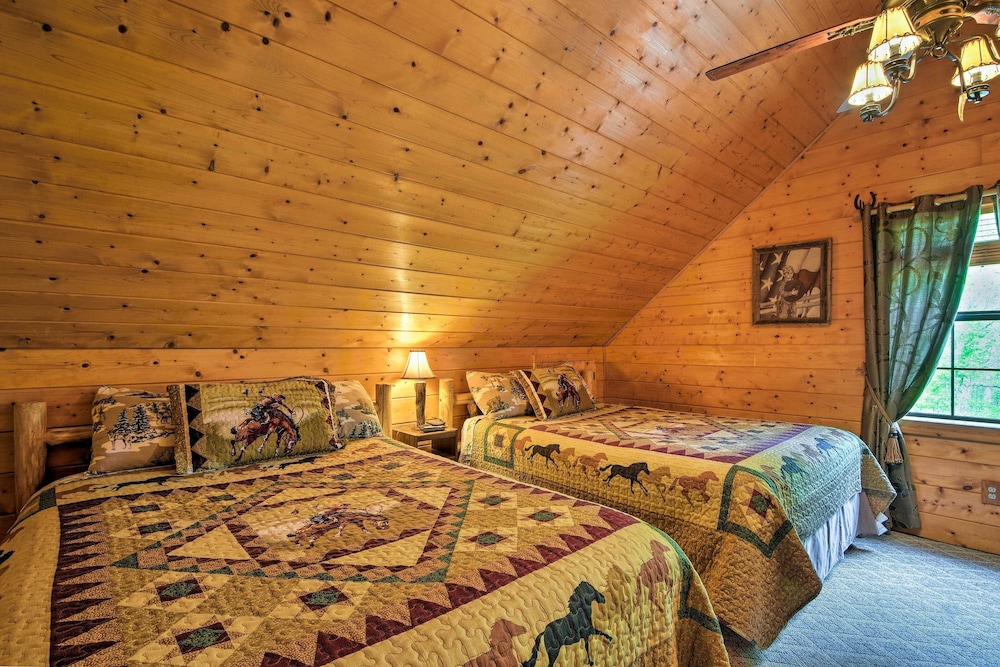 Cozy Trenton Cabin w/ Spa ~ 15 Mi to Lookout Mtn! view 2