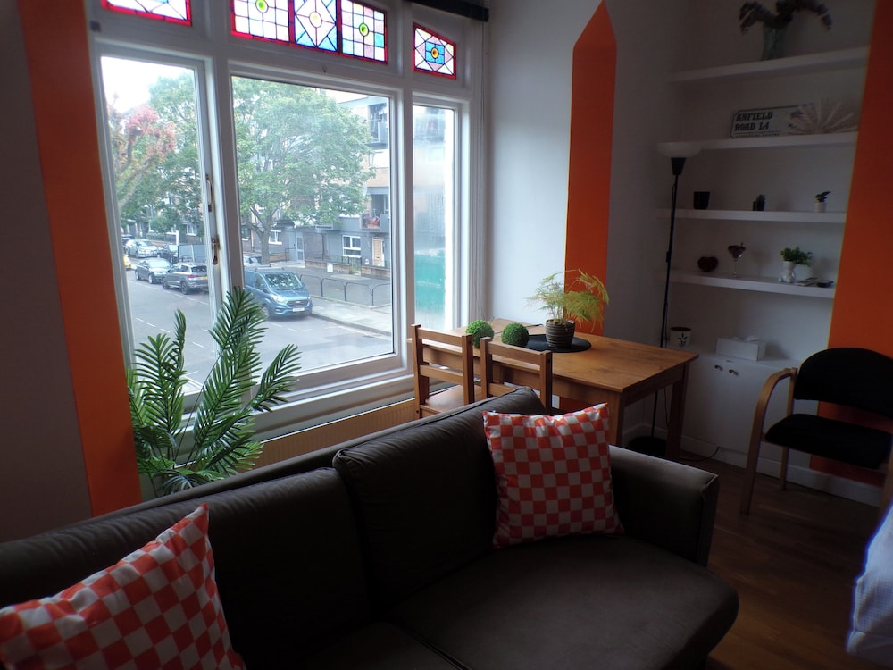 The Orange Housesleeps8-parking-pets&familyok-ac
