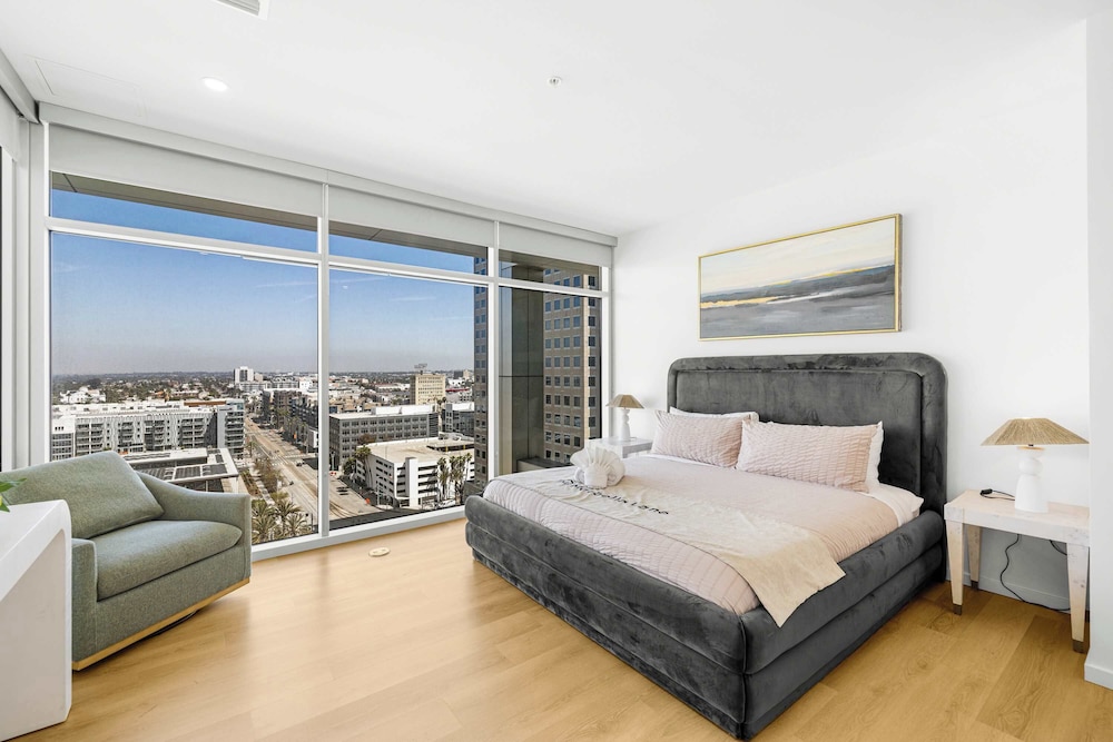 @marbella Lane - Chic 2BR Penthouse w/ Ocean Views