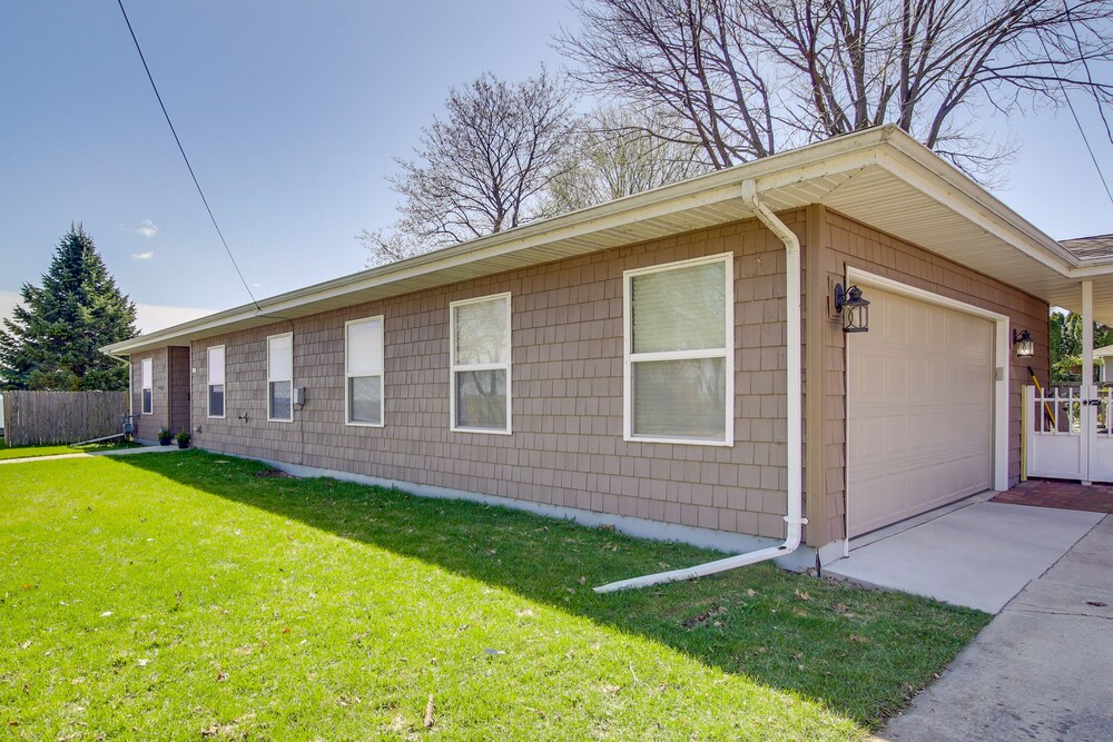 La Petit Maison - Lakefront Oshkosh Home! view 4