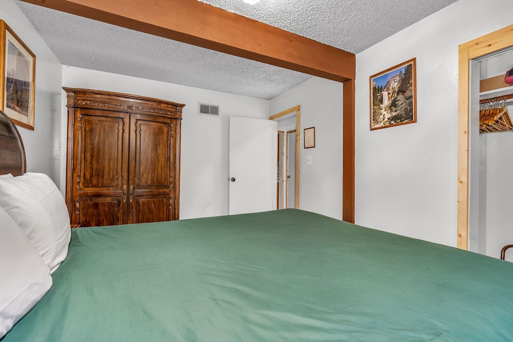 Brookside Cottage Within Yosemite's Splendor view 4