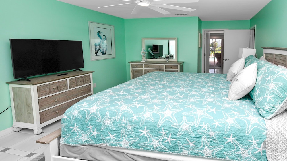 Love Bird Canalfront Villa Lounge Terrace Heated Pool pet Friendly