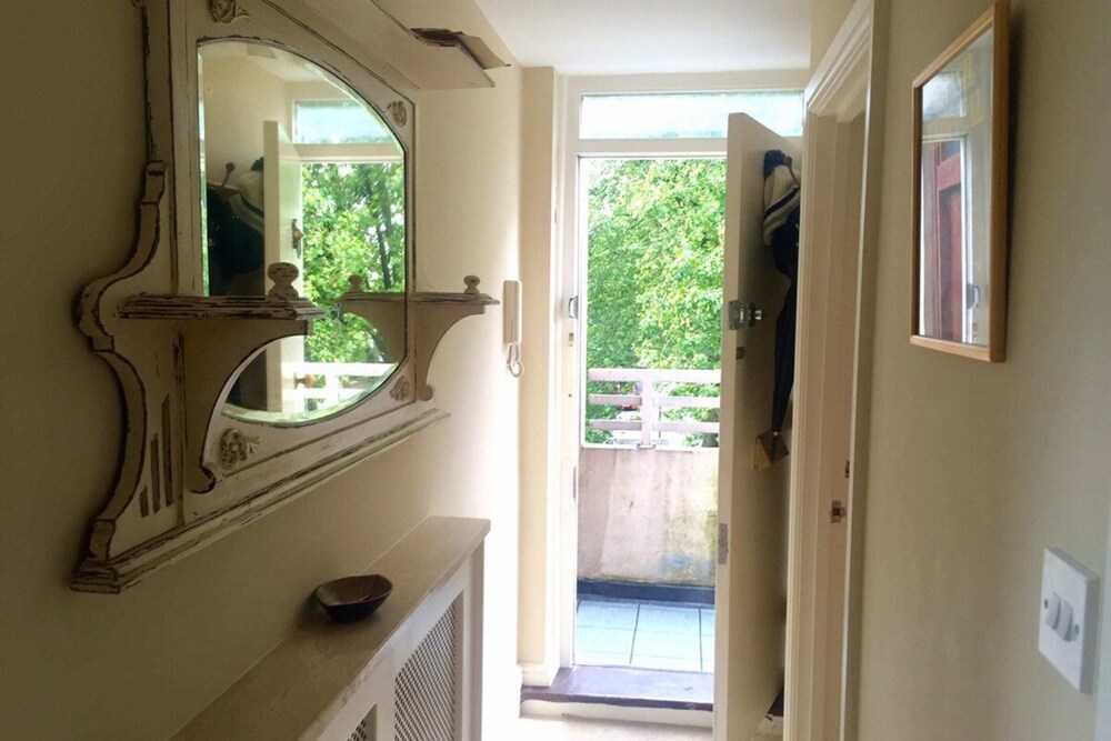 Lovely 2 Bedroom on the Corner of Portobello Road