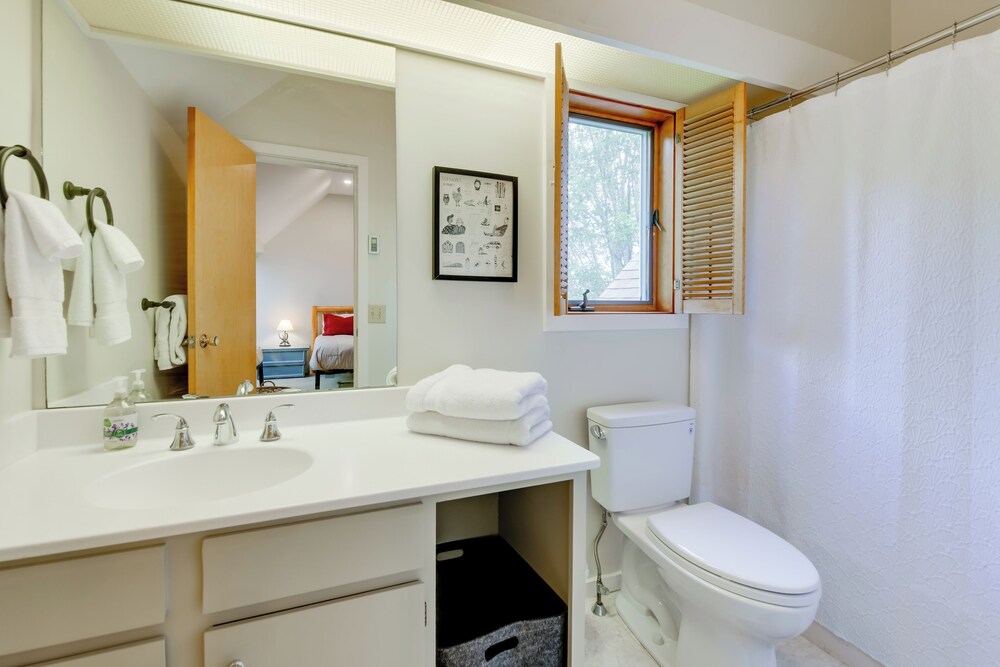 Ski-in/ski-out Sugarbush Retreat w/ Indoor Hot Tub