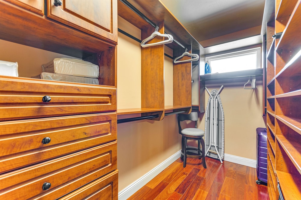 Steps to Bay: Tranquil Navarre Retreat w/ Balcony