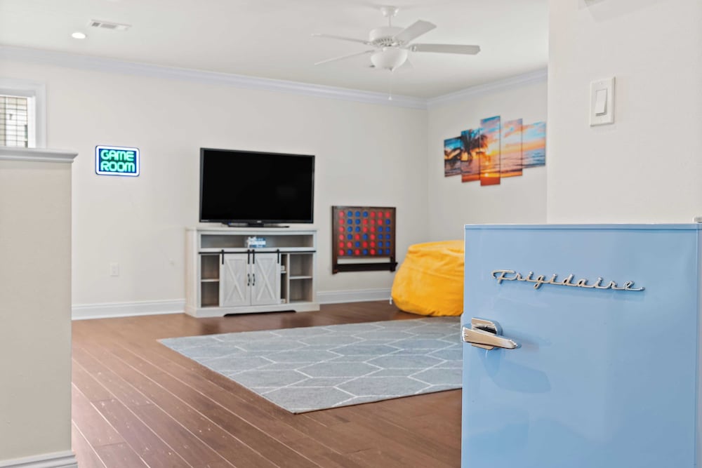 Family-friendly, Close to Beach & Game Room Windswept by Avantstay