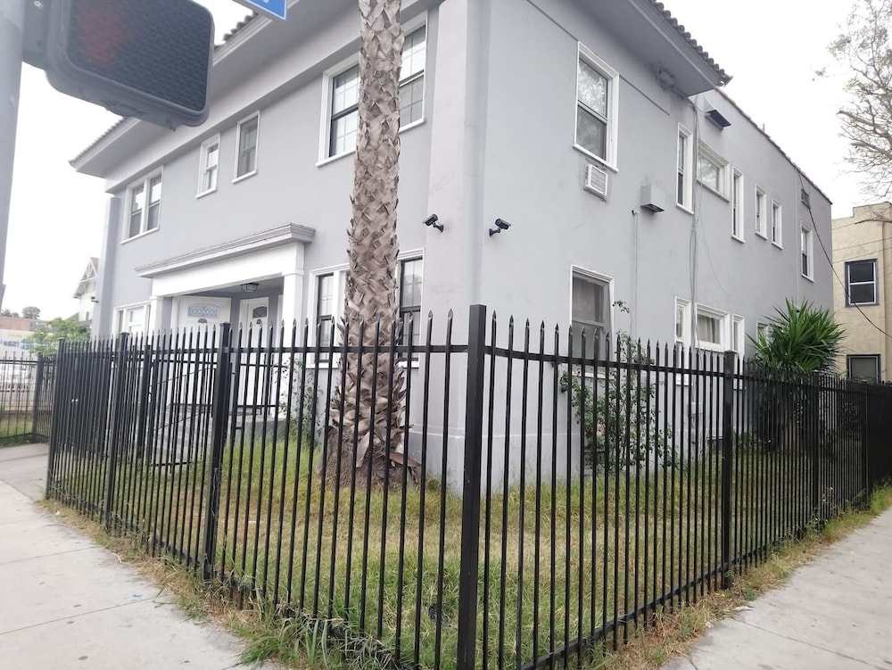 10 Min To The Beach! Perfect For A Family Or Friend Group. Self Check-in & Recently Renovated 2 Bedroom Apts by RedAwning view 2