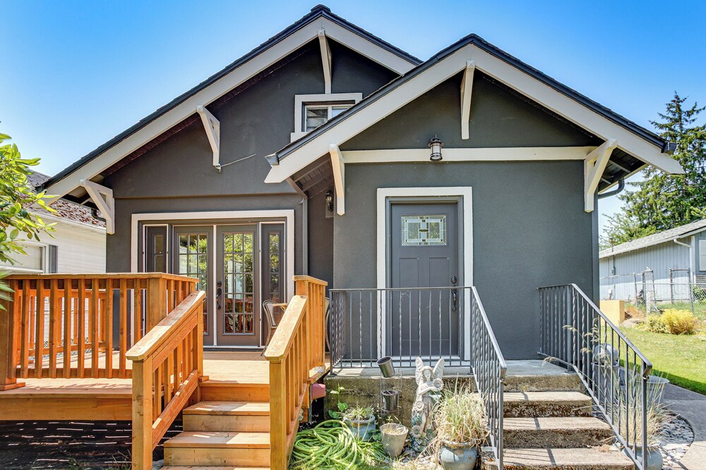 2 Mi to Dtwn Tacoma: Charming Home w/ Deck & Yard!