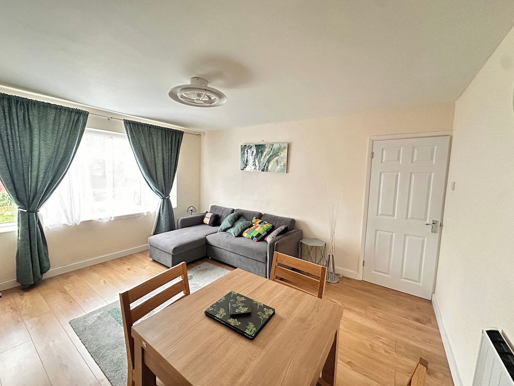 2 Bedroom Apartment-sleeps 6-parking-wifi