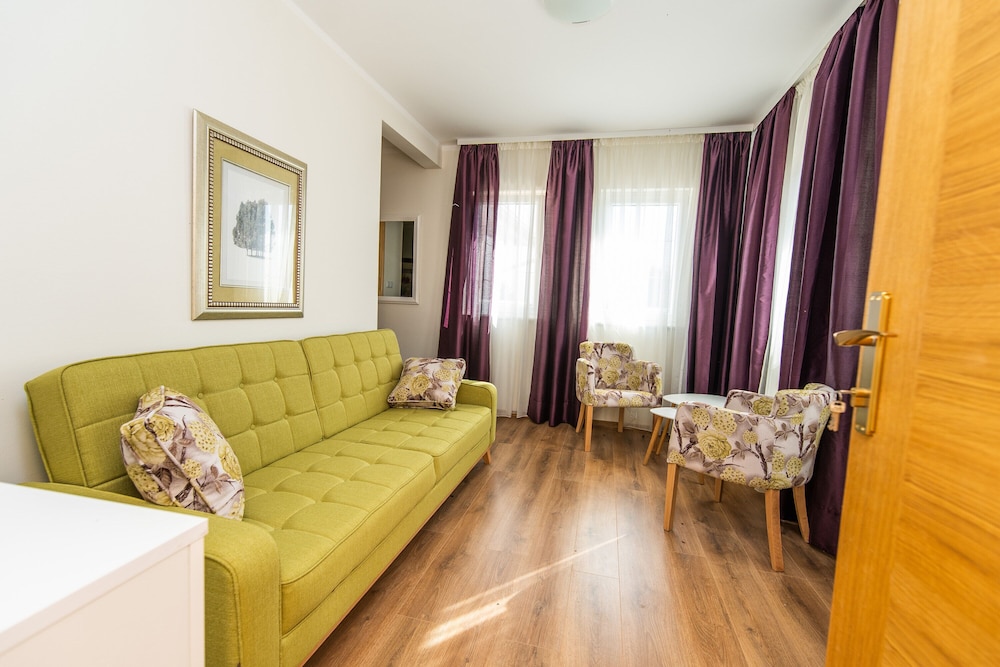 Luxury Green Oasis Villa With Pool! view 4