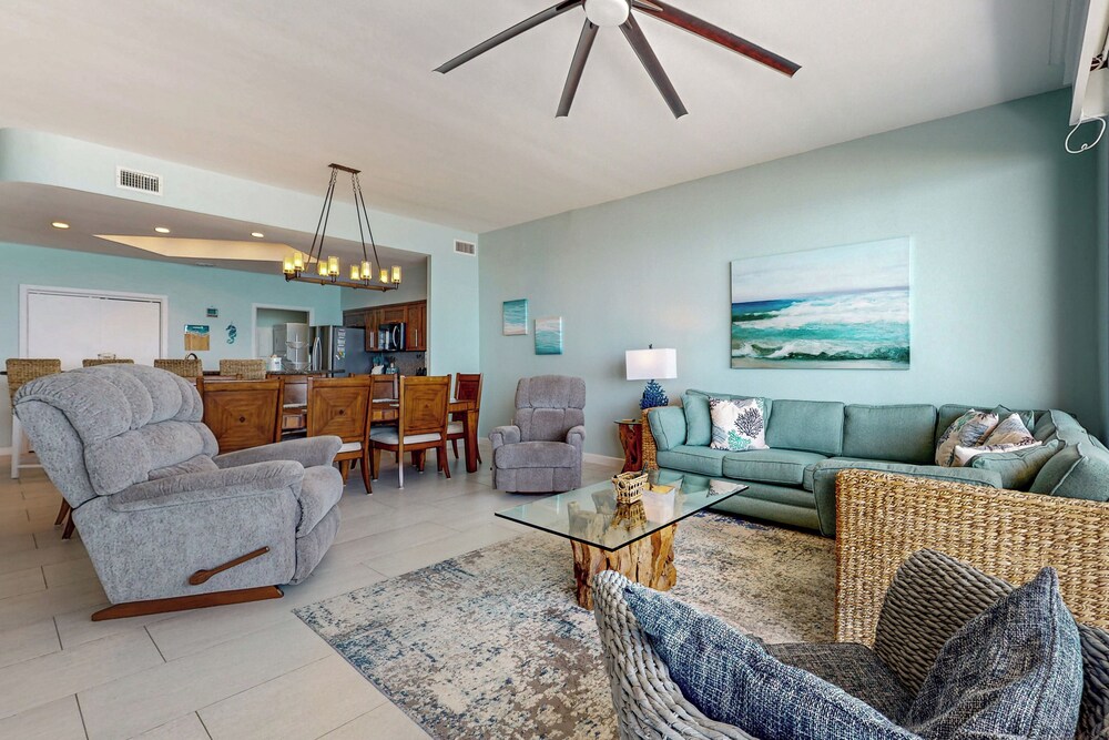 Gorgeous 3BR Penthouse w/ Lanai Facing the Gulf