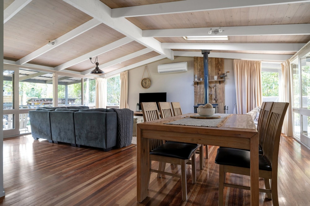 Secluded 3-bed Retreat Moments to the Beach