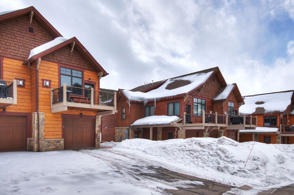 78 Alders Townhouse with Heated Garage by RedAwning