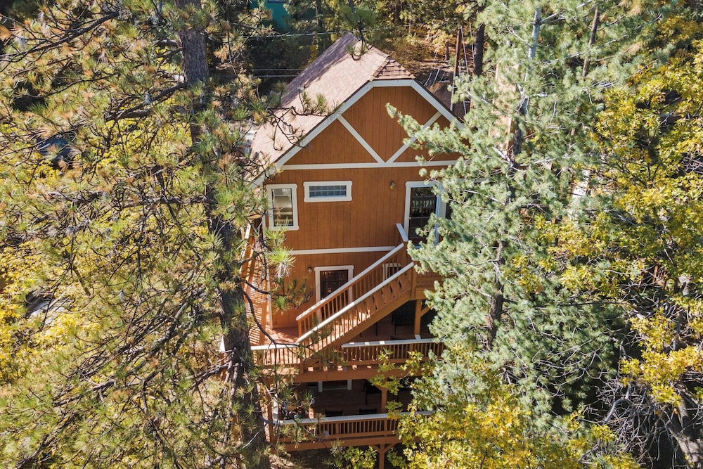 5bdr Stay w/ Fireplace, Game Room & Family-friendly Amenities Arrowhead Chalet by Avantstay