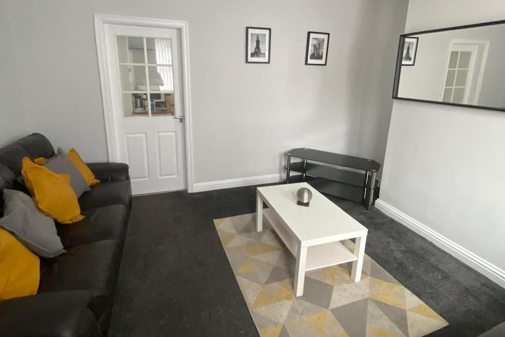 House - Sleeps 6 - Pet Friendly - Parking