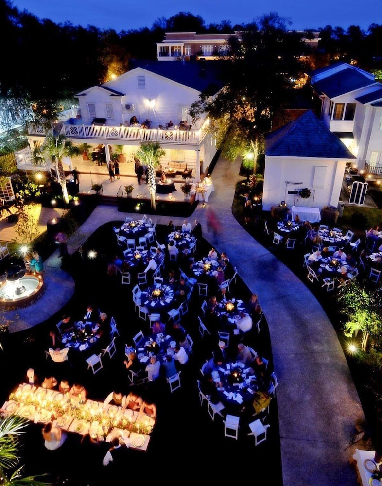 Carriage House Inn