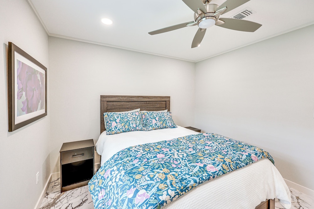 < 1 Mi to Sau: Newly Renovated Home w/ Yard!