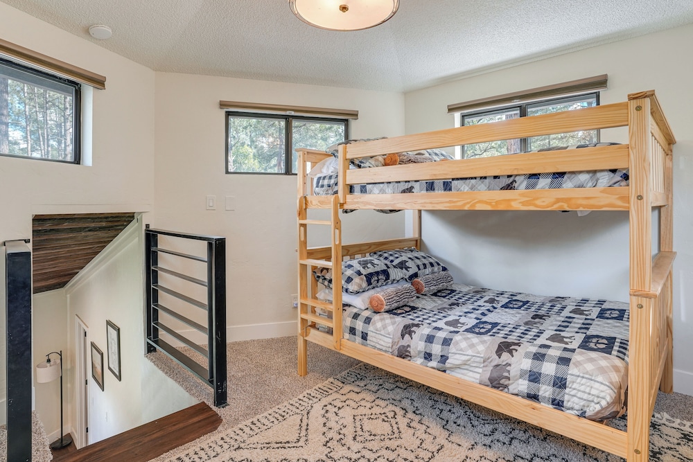 Mid-mod Mountain Cabin Near Thumb Butte Trails!