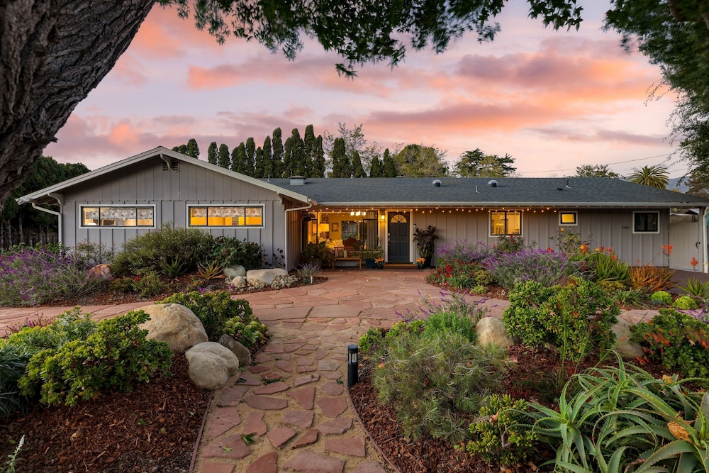 Hummingbird Haven by Avantstay Dog-friendly Near the Beach Huge Yard Hot Tub